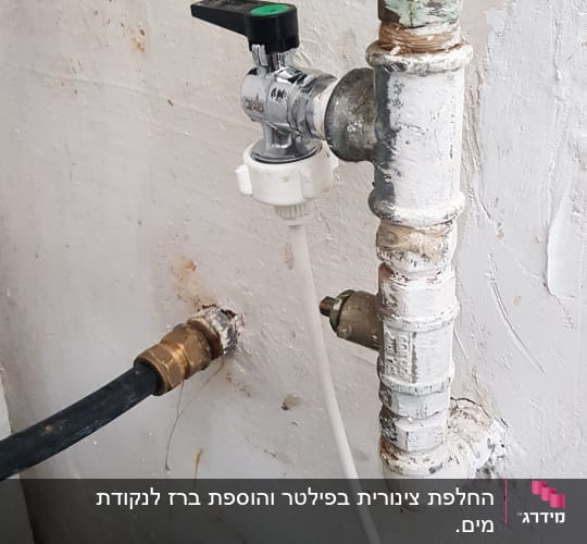צינור מים עם ברז ומחבר פלסטיק